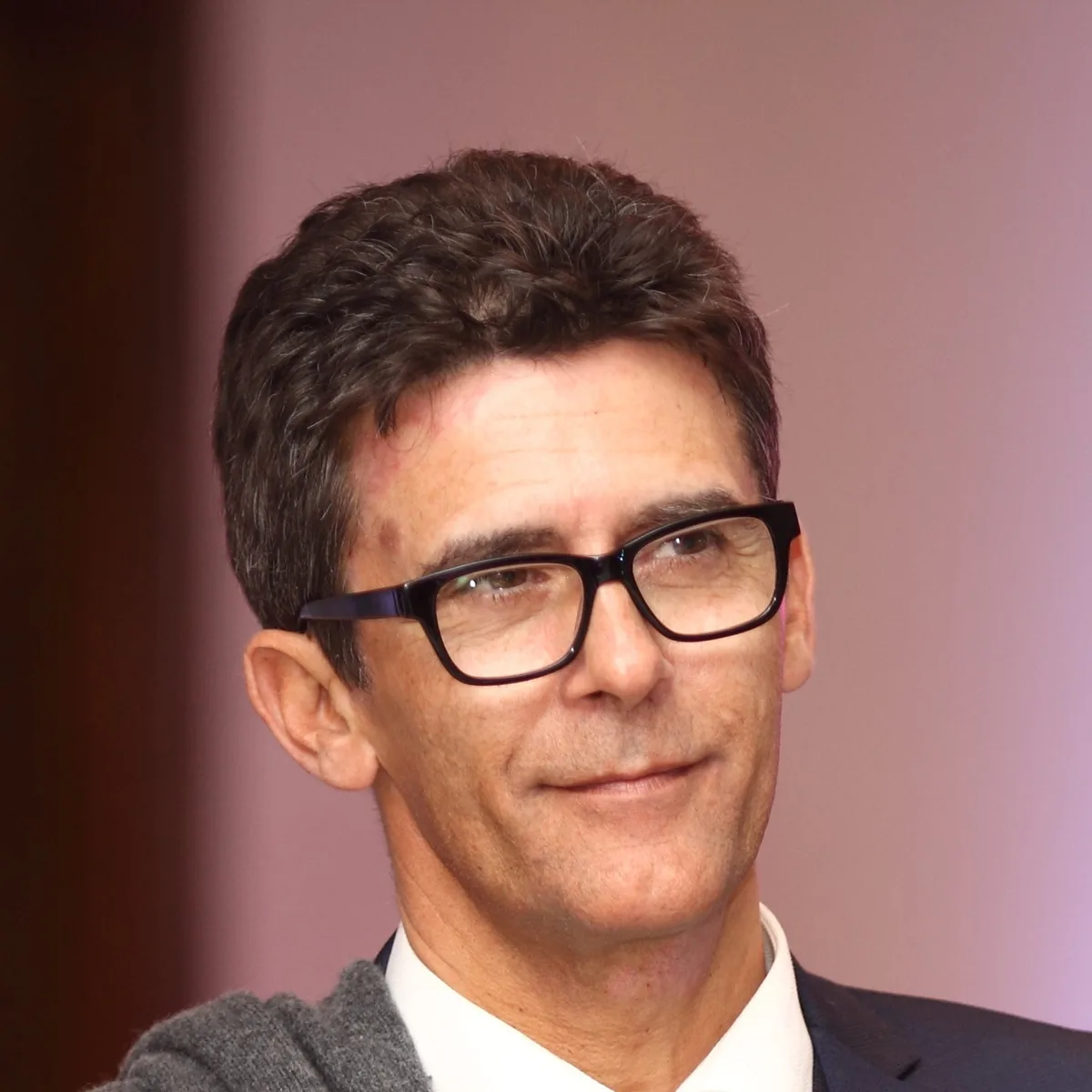 Porträtbild von Daniel Wehrli, dunkle Haare, dunkle Brille